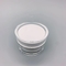 Pots crèmes vides transparents cylindrique logeant à l'intérieur de la crème blanche d'oeil